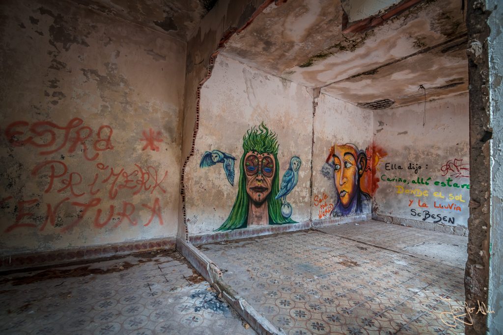 Graffitis im verlassenen Hotel