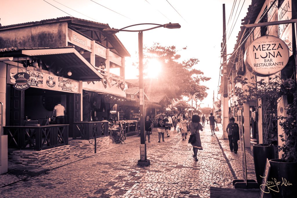 Der Broadway von Canoa Quebrada in Brasilien