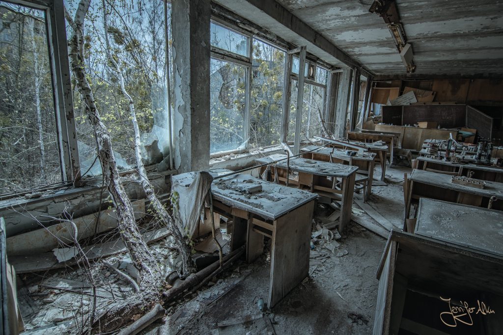 Ein Baum wächst in einem der oberen Klassenzimmer - Die verlassene Schule in Tschernobyl