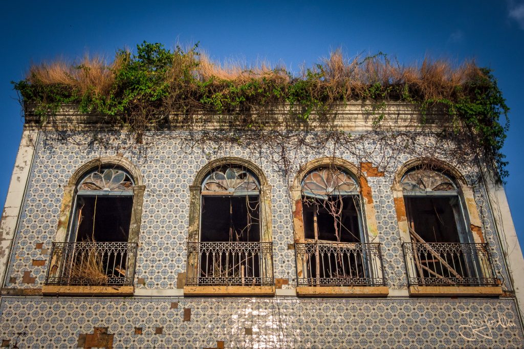 Ein verlassenes Haus mit einer Fassade aus portugiesischen Fliesen 