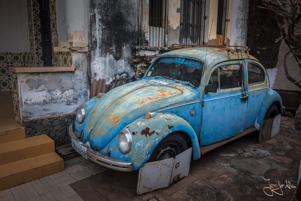 Rostiger VW Käfer in einem Innenhof