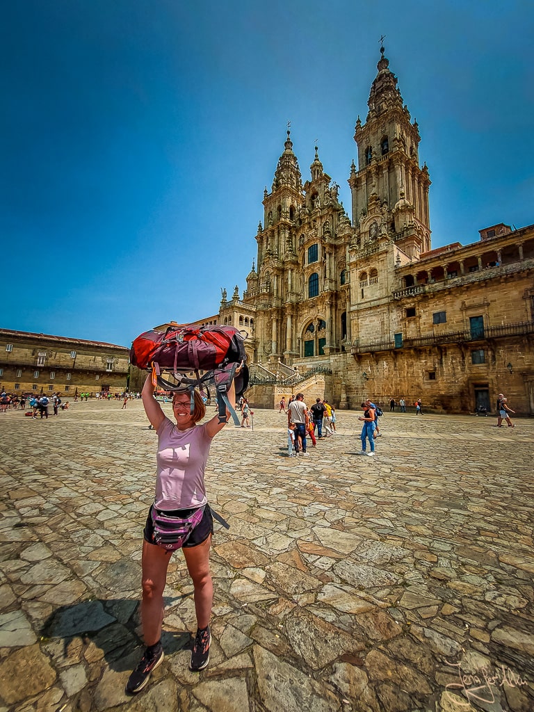 Dieses Bild zeigt Jennifer Alka bei der Ankunft an der Kathedrale in Santiago de Compostela
