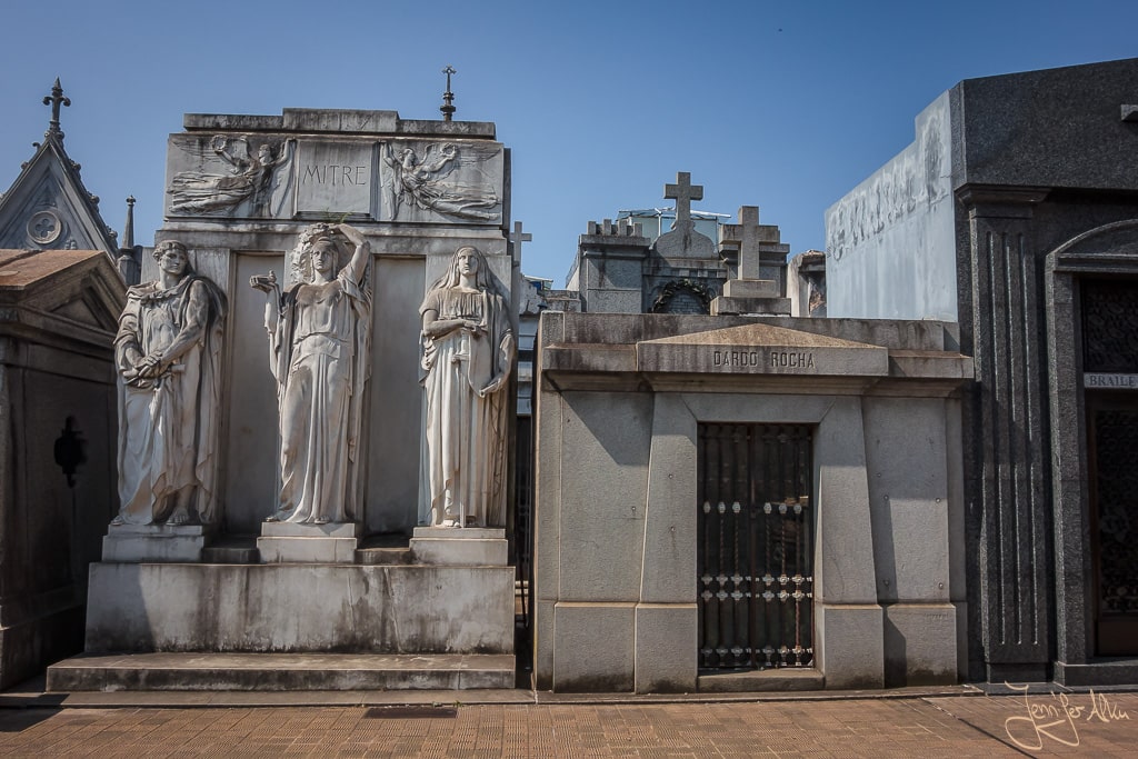 Dieses Bild zeit die ausgefallnenen Mausoleen auf dem Friedhof Cementerio de la Recoleta in Buenos Aires