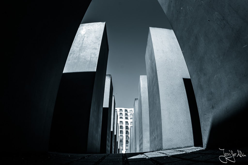 Dieses Bild zeigt eine Schwarz Weiß Aufnahme vom Denkmal der Ermordeten Juden in Berlin