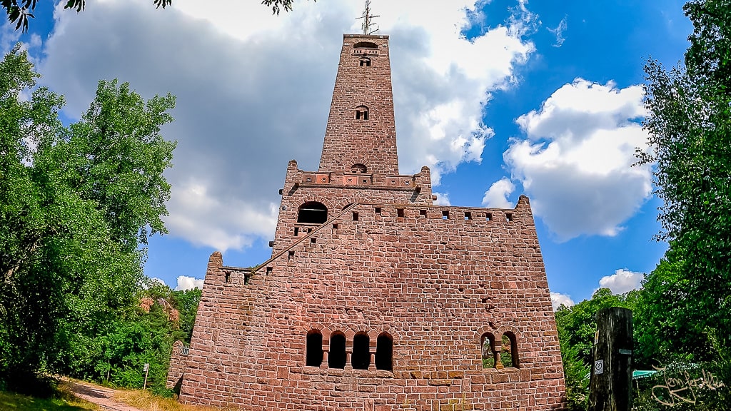 Dieses Bild zeigt den Bismarckturm Kallstadt bei Bad Dürkheim in der Pfalz