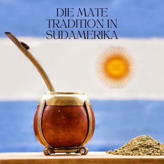 Dieses Bild zeigt eine Mate Kalebasse und im Hintergrund die Flagge von Argentinien
