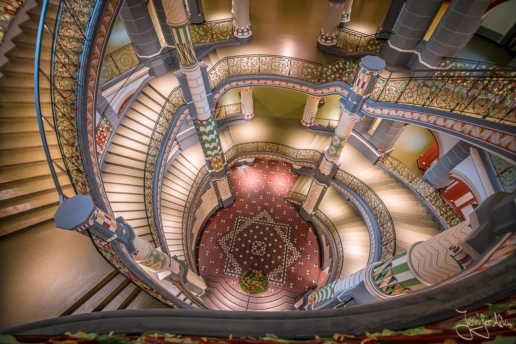 Dieses Bild zeigt das Treppenhaus vom Langericht Halle von oben nach unten fotografiert