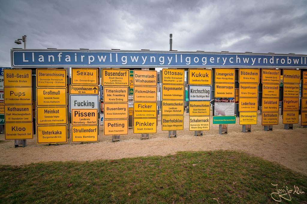 Dieses Bild zeigt eine Auswahl der kuriosesten Ortstnamen im Fernwehpark in Oberkotzau