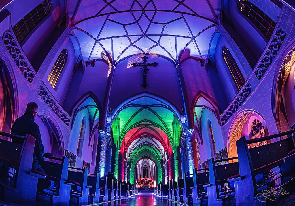Dieses Bild zeigt eine symmetrisch fotografierte Aufnahme der Kirche bei Kronach leuchtet