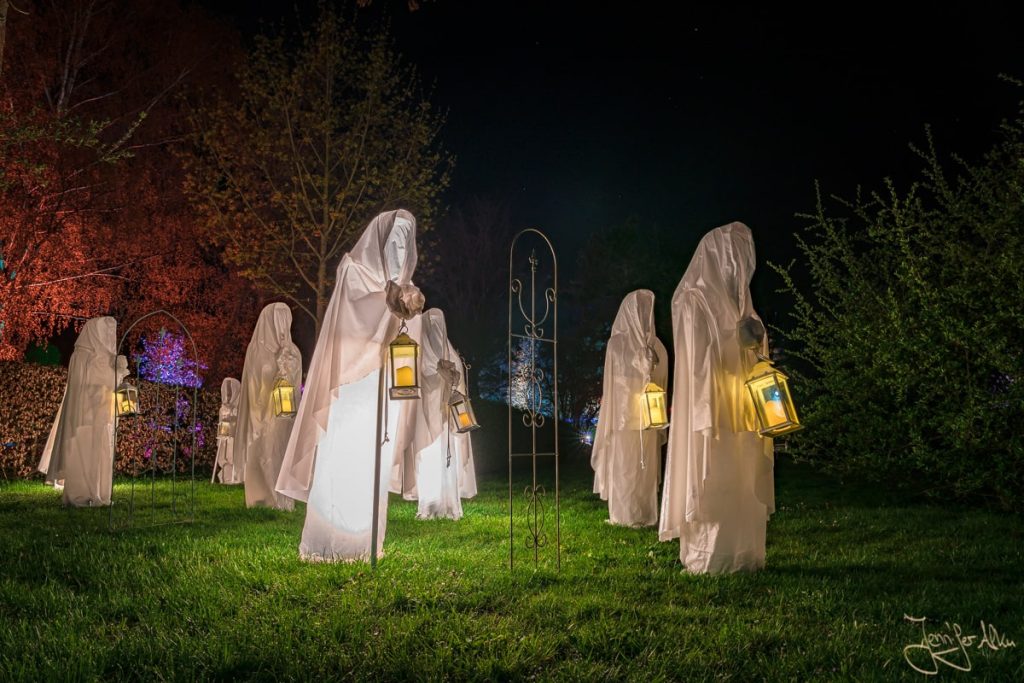 Dieses Bild zeigt die leuchtenden Nonnen beim Kronacher Parkleuchten 2022