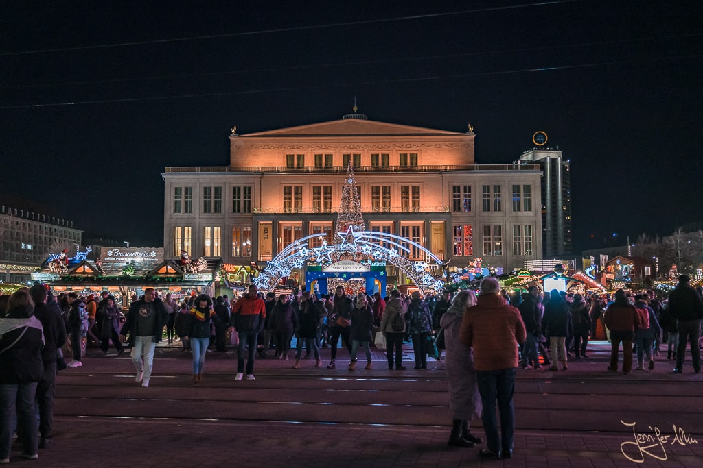 Dieses Bild zeigt die Oper auf dem Augustusplatz in Leipzig zum Leipziger Weihnachtsmarkt.