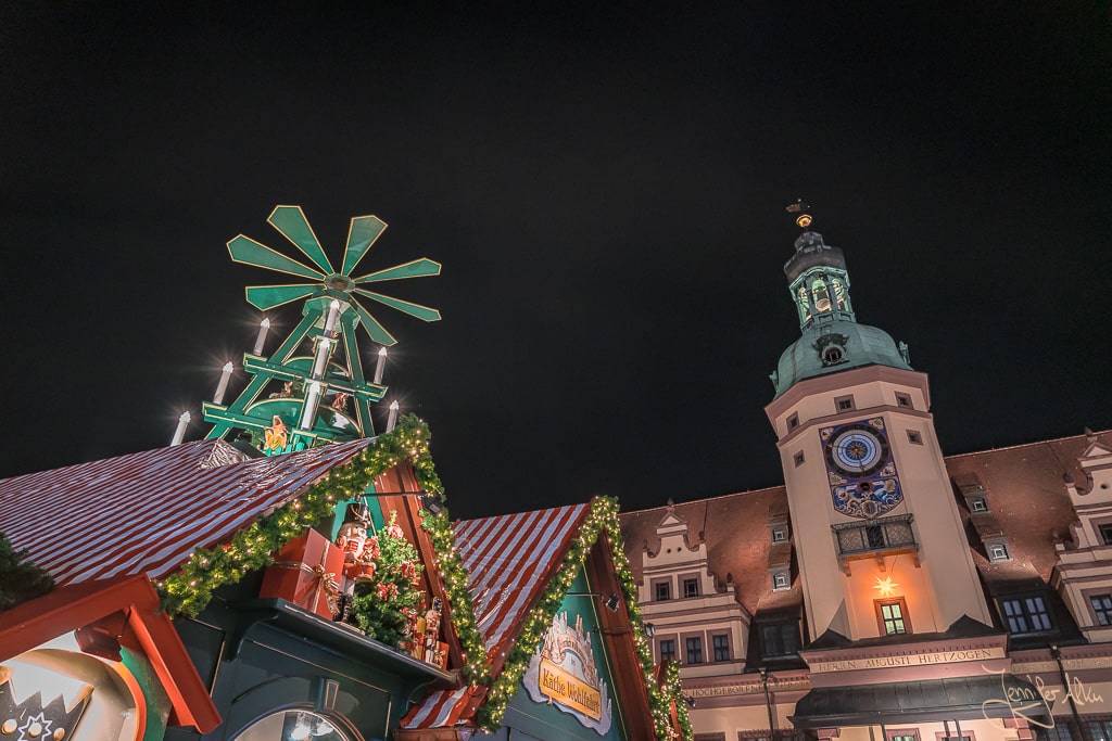 Dieses Bild zeigt das Alte Rathaus in Leipzig zum Leipziger Weihnachtsmarkt