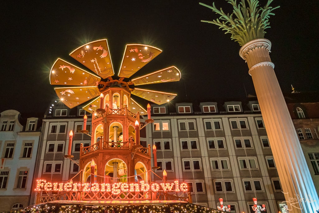 Dieses Bild zeigt die Verkaufsbude mit Feuerzangenbowle im Nikolaikirchhof auf dem Leipziger Weihnachtsmarkt 2023