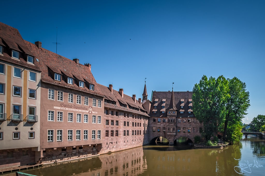 Dieses Bild zeigt das Heilig-Geist-Spital in Nürnberg von der Museumsbrücke aus