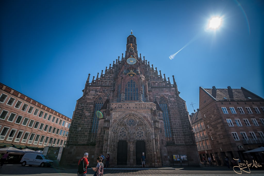 Dieses Bild zeigt die Frauenkirche auf dem Hauptmarkt in Nürnberg