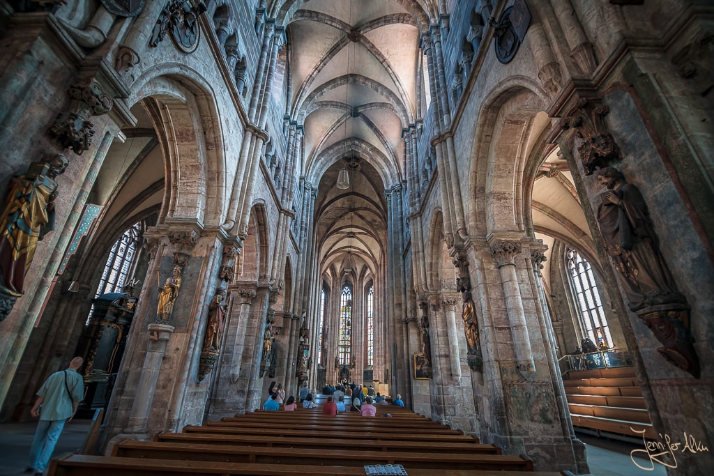 Dieses Bild zeigt die Sebaldungskirche in Nürnberg von innen