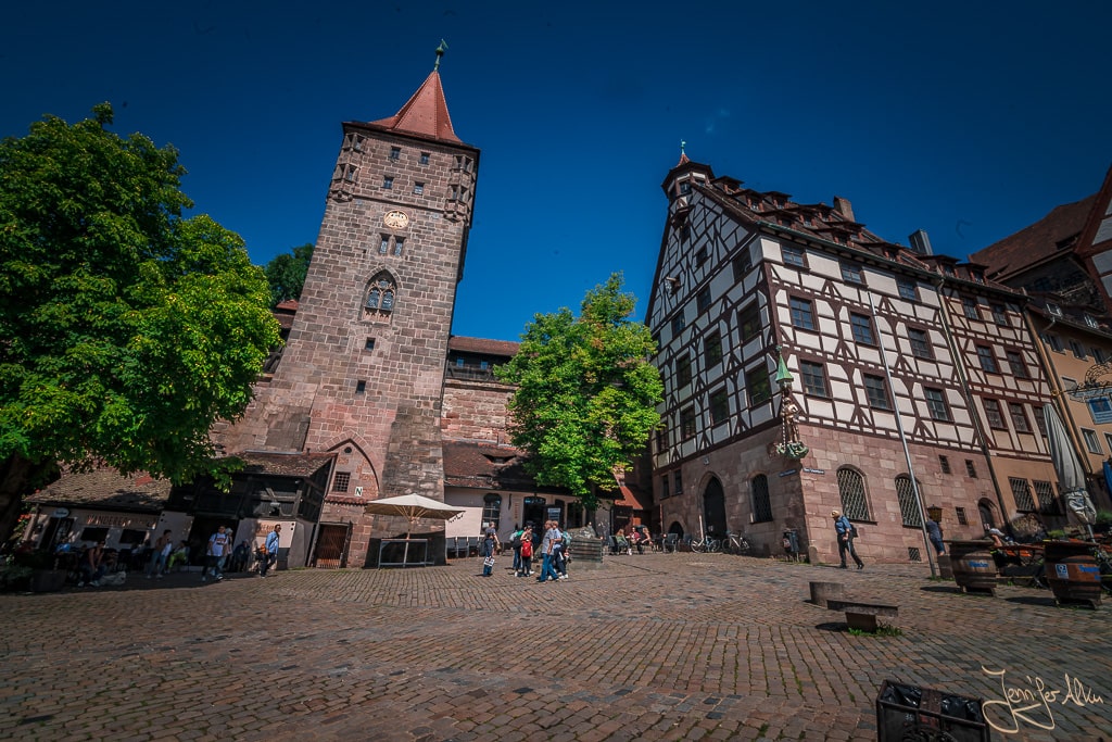 Dieses Bild zeigt das Tiergärtnertor und das Pilatushaus in Nürnberg. Beide sind Teil von der historischen Meile