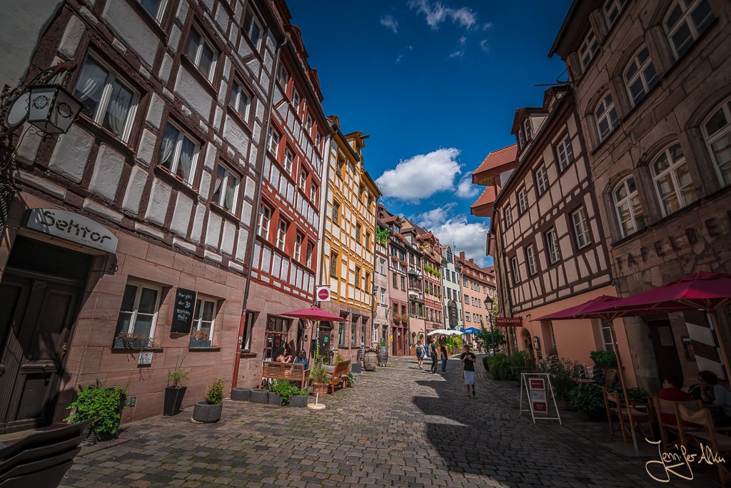 Dieses Bild zeigt die Fachwerkhäuser in der Weißgerbergasse in der Altstadt von Nürnberg