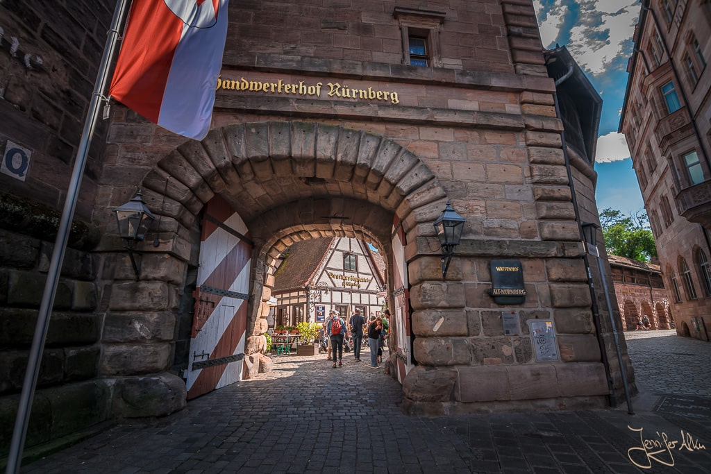 Dieses Bild zeigt den Eingang zum Handwerkerhof in Nürnberg