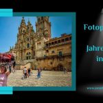 Dies ist das Titelbild zu meinem Blogbeitrag über Fotoparade 2023 – Mein ehrlicher Jahresrückblick in Bildern. Es zeigt wie ich erfolgreich den Jakobsweg geschafft habe und in Santiago de Compostela angekommen bin. Ich stehe vor der Kathedrale und halte meinen Rucksack über dem Kopf.