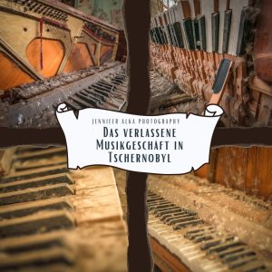 Dieses Bild zeigt 4 Einzelbilder die im verlassenen Klavierladen in Tschernobyl / Ukraine entstanden sind. Sie zeigen dreckige und verstaubte Klaviere / Klaviertasten.