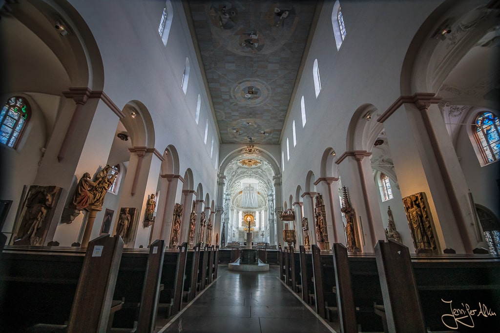 Dieses Bild zeigt den Würzburger Dom von innen