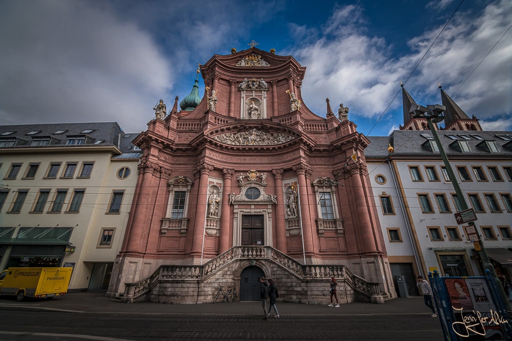 Dieses Bild zeigt das Neumünster in Würzburg von außen