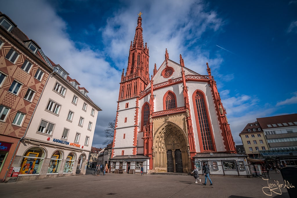 Dieses Bild zeigt die Marienkapelle in Würzburg von außen