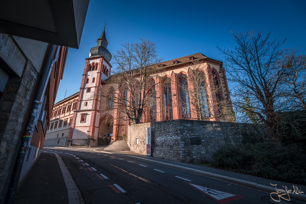 Dieses Bild zeigt die Deutschhauskirche in Würzburg